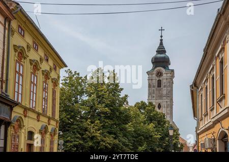 Splendida città e strada con la chiesa di San Francesco. Centro storico di giorno. Tempo estivo nella città di cinque chiese, Pecs, Ungheria Foto Stock