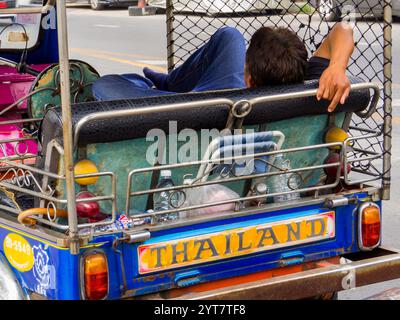 Bangkok, Thailandia - 16 gennaio 2020: Autista TUC Tuc riposa nella città vecchia. Foto Stock