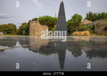 Vecchi edifici splendidamente decorati in una città vecchia storica. Foto dal centro della città di cinque chiese, Pecs, del-Dunantul, Ungheria Foto Stock