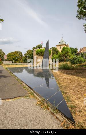 Vecchi edifici splendidamente decorati in una città vecchia storica. Foto dal centro della città di cinque chiese, Pecs, del-Dunantul, Ungheria Foto Stock