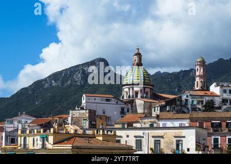 Vietri sul Mare da un drone, Costiera Amalfitana, Salerno, Campania, Italia Foto Stock