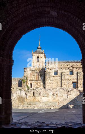 Chiostro e Parrocchia dell'assunzione, Monastero di Santa María de Carracedo, X secolo, Carracedo del Monasterio, regione di El Bierzo, Castiglia e le Foto Stock