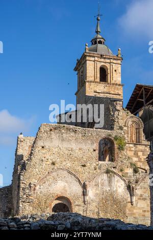 Chiostro e Parrocchia dell'assunzione, Monastero di Santa María de Carracedo, X secolo, Carracedo del Monasterio, regione di El Bierzo, Castiglia e le Foto Stock