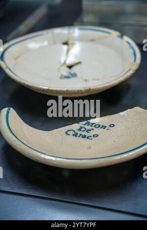 Antico monastero di ceramica stoviglie, Monastero di Santa María de Carracedo, X secolo, Carracedo del Monasterio, regione di El Bierzo, Castiglia e León, SP Foto Stock