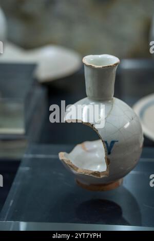 Antico monastero di ceramica stoviglie, Monastero di Santa María de Carracedo, X secolo, Carracedo del Monasterio, regione di El Bierzo, Castiglia e León, SP Foto Stock