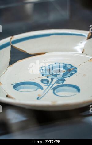 Antico monastero di ceramica stoviglie, Monastero di Santa María de Carracedo, X secolo, Carracedo del Monasterio, regione di El Bierzo, Castiglia e León, SP Foto Stock