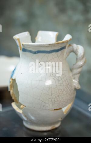 Antico monastero di ceramica stoviglie, Monastero di Santa María de Carracedo, X secolo, Carracedo del Monasterio, regione di El Bierzo, Castiglia e León, SP Foto Stock