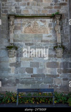 Parrocchia dell'assunzione, rilievo sulla facciata, Monastero di Santa María de Carracedo, X secolo, Carracedo del Monasterio, regione di El Bierzo, Casti Foto Stock