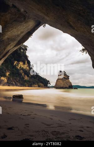 Vista attraverso Cathedral Cove fino a te HOHO Rock sulla penisola di Coromandel sull'Isola del Nord della nuova Zelanda. La vista naturale si trova sulla Cathedral Cove Beach. Foto Stock