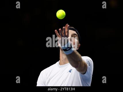 6 dicembre 2024; Copper Box Arena, Stratford, Londra, Inghilterra; finale finale di Ultimate Tennis Showdown giorno 1; Jan-Lennard Struff serve ad Alexander Bublik Foto Stock