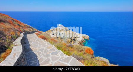 Vista della Chiesa dei sette Martiri, Kastro, isola di Sifnos, isole Cicladi, Grecia Foto Stock
