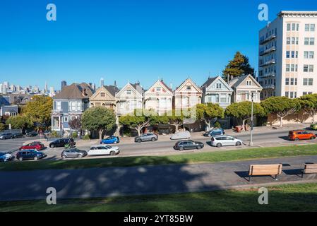 Painted Ladies e San Francisco Skyline da Alamo Square Park Foto Stock