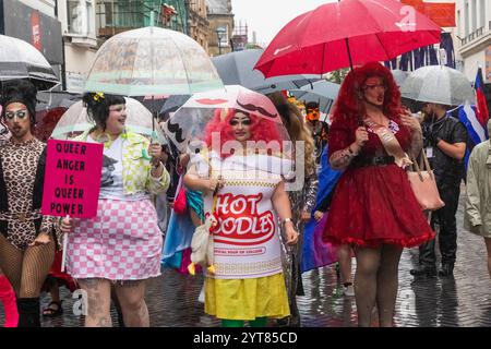 Inghilterra, Kent, dover, dover Pride Parade, gruppo di artisti di trascinamento Foto Stock