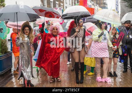 Inghilterra, Kent, dover, dover Pride Parade, gruppo di artisti di trascinamento Foto Stock