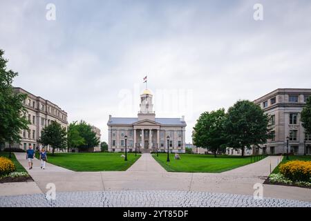 Iowa City, Iowa USA - 22 luglio 2017: Vista verso il Campidoglio dello Stato (Statehouse) con campus della University of Iowa e coppia matura. Foto Stock