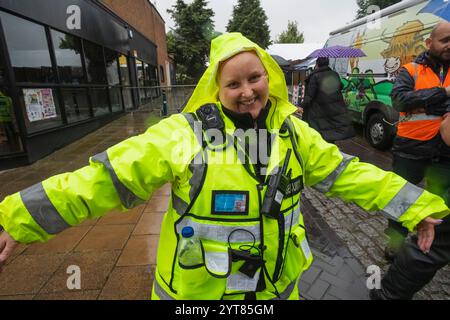 Inghilterra, Kent, dover, dover Pride Parade, colorata Guardia di sicurezza femminile Foto Stock