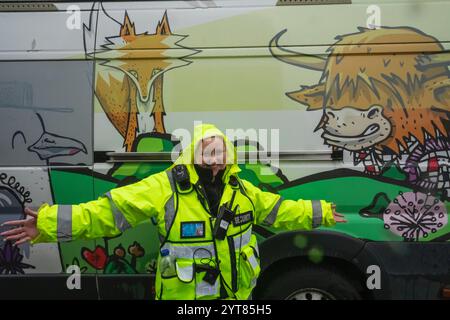 Inghilterra, Kent, dover, dover Pride Parade, colorata Guardia di sicurezza femminile Foto Stock