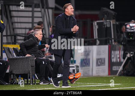 Helmond, Paesi Bassi. 6 dicembre 2024. HELMOND, PAESI BASSI - 6 DICEMBRE: Allenatore Kevin Hofland dell'Helmond Sport allenato durante la partita olandese Keuken Kampioen Divisie tra Helmond Sport e FC Den Bosch al GS Staalwerken Stadion il 6 dicembre 2024 ad Helmond, Paesi Bassi. (Foto di Gabriel Calvino Alonso/Orange Pictures) credito: Orange Pics BV/Alamy Live News Foto Stock