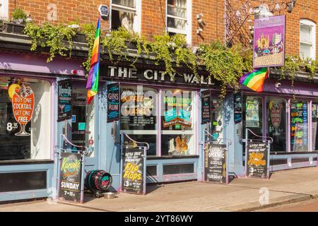 Inghilterra, Kent, Rochester, Rochester High Street, il colorato City Wall Pub Foto Stock