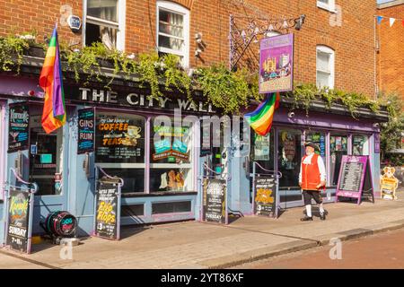 Inghilterra, Kent, Rochester, Rochester High Street, il colorato City Wall Pub Foto Stock