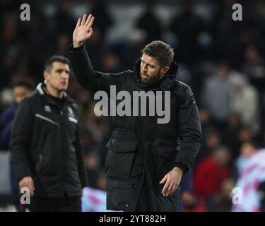 Michael Carrick, manager di Middlesbrough, ondata ai tifosi in vista della partita del titolo Sky Bet Burnley vs Middlesbrough a Turf Moor, Burnley, Regno Unito, 6 dicembre 2024 (foto di Alfie Cosgrove/News Images) Foto Stock