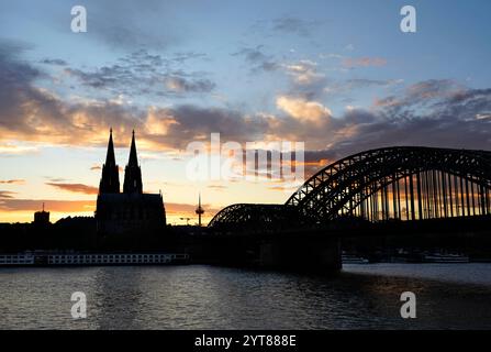 Germania, Renania settentrionale-Vestfalia, Colonia, Cattedrale di Colonia, Reno, ponte Hohenzollern, tramonto Foto Stock