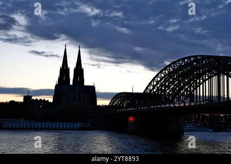 Germania, Renania settentrionale-Vestfalia, Colonia, Cattedrale di Colonia, Reno, ponte Hohenzollern, sera Foto Stock