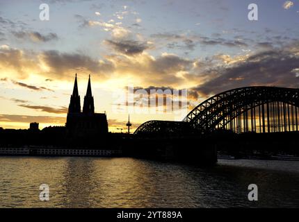 Germania, Renania settentrionale-Vestfalia, Colonia, Cattedrale di Colonia, Reno, ponte Hohenzollern, tramonto Foto Stock