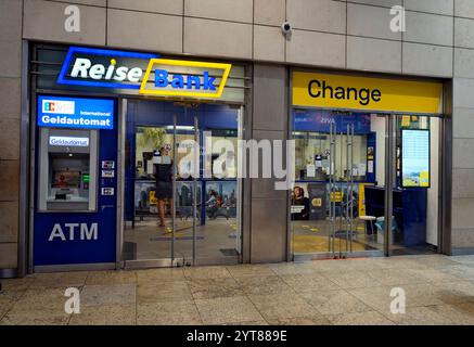 Germania, Renania settentrionale-Vestfalia, Colonia, stazione centrale, ingresso, Reisebank, cambio valuta, bancomat Foto Stock