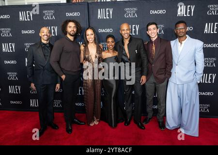 Ballerini dell'Ailey American Dance Theater (De'Anthony Vaughan, James Gilmer, Isabel Wallace-Green, Alisha Peek, Yannick Lebrun, Jesse Obremski, Leonardo Brito) assiste al gala serale di apertura dell'Alvin Ailey American Dance Theater al City Center di New York il 4 dicembre 2024. (Foto di Lev Radin/Sipa USA) Foto Stock