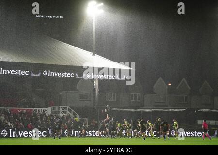 Una visione generale della pioggia che cade mentre Montpellier vince una line-out durante il Challenge Cup Match alla Rodney Parade di Newport. Data foto: Venerdì 6 dicembre 2024. Foto Stock