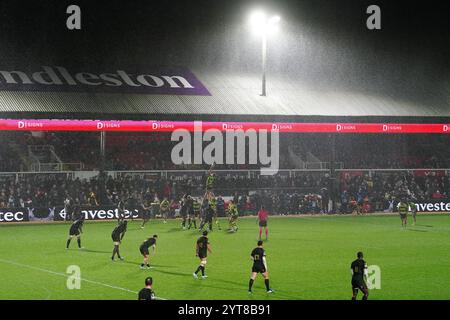 Una visione generale della pioggia che cade mentre i Dragons vincono una line-out durante il Challenge Cup Match alla Rodney Parade di Newport. Data foto: Venerdì 6 dicembre 2024. Foto Stock