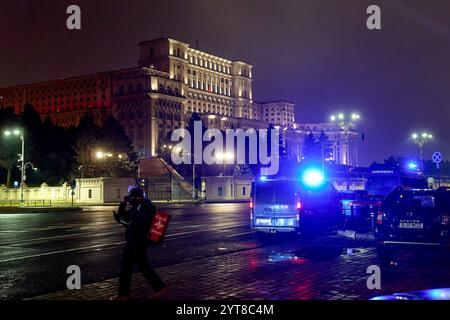 Bucarest, Romania. 6 dicembre 2024: La sede della Corte costituzionale della Romania (CCR), ospitata da una delle ali del Palazzo del Parlamento. Nella riunione di oggi, il CCR ha deciso di annullare l'intero processo elettorale presidenziale, invocando l'articolo 146, lettera f), della Costituzione. In seguito, il processo elettorale per l’elezione del presidente della Romania riprenderà da zero, con il governo incaricato di fissare una nuova data. Crediti: Lucian Alecu/Alamy Live News Foto Stock