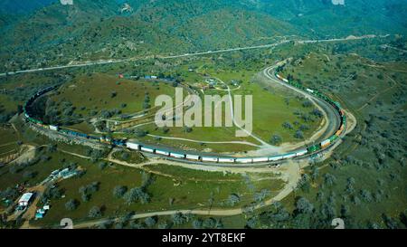1° APRILE 2023, TEHACHAPI, CALIFORNIA, Stati Uniti - Vista aerea del Tehachapi Train Loop con la figura 8 dei binari ferroviari che mostrano il passaggio del treno Foto Stock