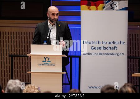 Berlino, Germania. 27 novembre 2024. Ahmad Mansour interviene all'evento di discussione "tra Gaza e Berlino: 7 ottobre e il suo impatto sulla Germania” organizzato dalla società tedesca-israeliana (DIG) Berlino e Brandeburgo e.V. credito: Fabian Sommer/dpa/Alamy Live News Foto Stock