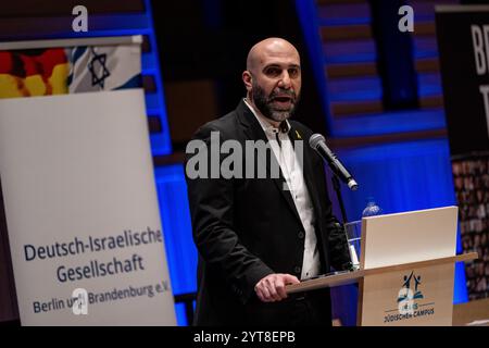 Berlino, Germania. 27 novembre 2024. Ahmad Mansour interviene all'evento di discussione "tra Gaza e Berlino: 7 ottobre e il suo impatto sulla Germania” organizzato dalla società tedesca-israeliana (DIG) Berlino e Brandeburgo e.V. credito: Fabian Sommer/dpa/Alamy Live News Foto Stock