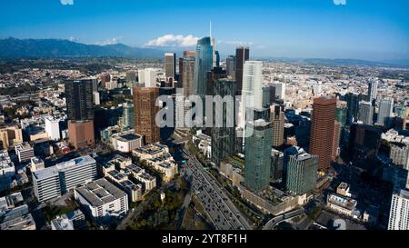 25 MARZO 2023 LOS ANGELES, CALIFORNIA - USA - Vista aerea della Harbor Freeway #110 che conduce allo skyline di Los Angeles Foto Stock