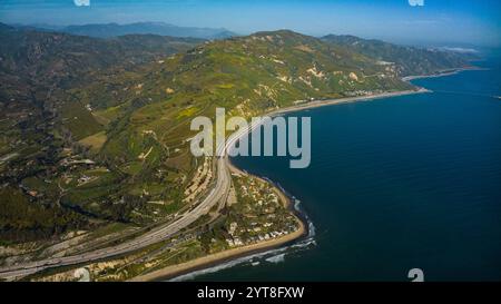 APRILE 2023, SANTA BARBARA, CA - Stati Uniti - Vista aerea della linea costiera della California vicino a Carpenteria, al largo della Route 101 Pacific Coast Highway Foto Stock