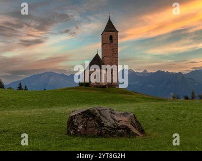 Alba sulla chiesa di San Kathrein, Hafling vicino Merano, alto Adige Foto Stock