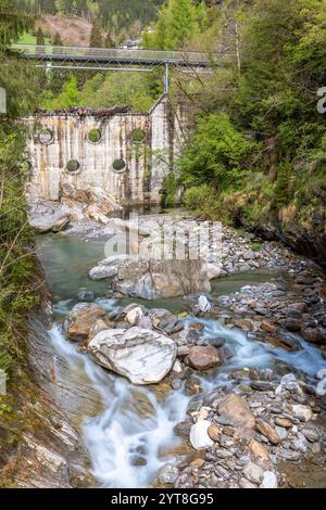 Passa il sentiero Gola nella Val Passiria vicino a Moos, alto Adige Foto Stock