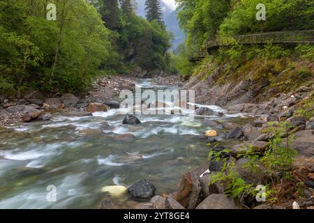 Passa il sentiero Gola nella Val Passiria vicino a Moos, alto Adige Foto Stock