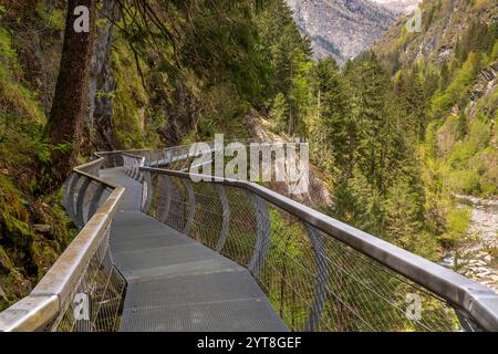 Passa il sentiero Gola nella Val Passiria vicino a Moos, alto Adige Foto Stock