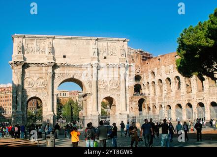 Italia Lazio Roma Arco di Costantino - Arco di Trionfo dedicato dal Senato per commemorare la vittoria di Costantino i contro Massenzio nella Battaglia del Ponte Milvio (28 ottobre 312) Foto Stock