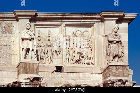 Italia Lazio Roma Arco di Costantino - Arco di Trionfo dedicato dal Senato per commemorare la vittoria di Costantino i contro Massenzio nella Battaglia del Ponte Milvio (28 ottobre 312) Foto Stock