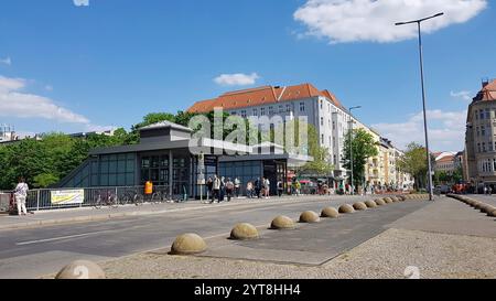 Il ponte Julius Leber di Berlino-Schöneberg attraversa l'omonima stazione della S-Bahn e il percorso della linea S1. La strada e la stazione prendono il nome dal vice dell'SPD Reichstag e combattente della resistenza Julius Leber. Foto Stock