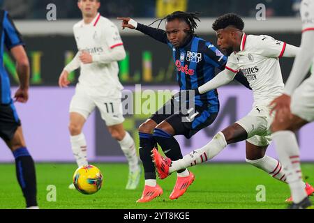 Bergamo, Italia. 6 dicembre 2024. Emerson Royal dell'AC Milan lotta per la palla con AtalantaÕs Ademola Lookman durante la partita di calcio di serie A tra Atalanta e AC Millan allo Stadio Gewiss di Bergamo - venerdì 6 dicembre 2024. Sport - calcio . (Foto di Spada/Lapresse) credito: LaPresse/Alamy Live News Foto Stock