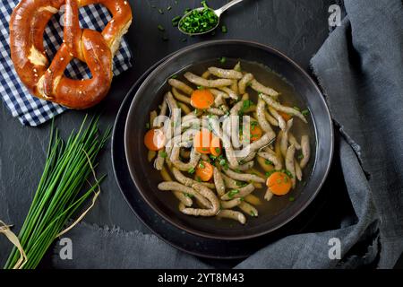 Abbondante zuppa di spaetzle al fegato Foto Stock