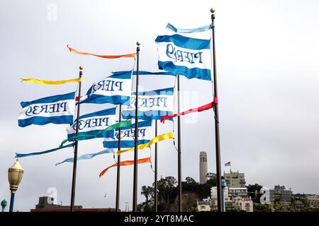 Bandiere al molo 39 di Fishermans Wharf, San Francisco, California, Stati Uniti. Foto Stock