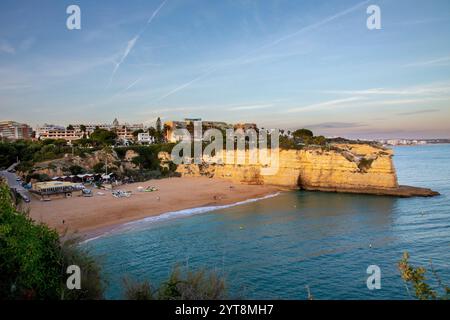 Praia da Senhora da Rocha nei pressi di Armacao de Pera nell'Algarve, Portogallo. Foto Stock