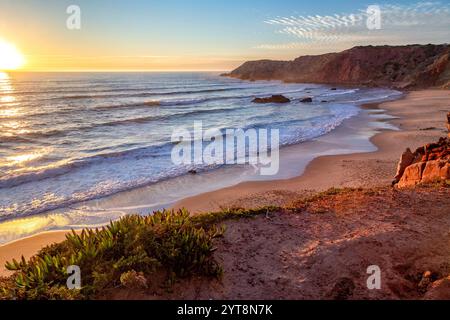 Tramonto a Praia do Amado sulla costa atlantica dell'Algarve, Portogallo. Foto Stock